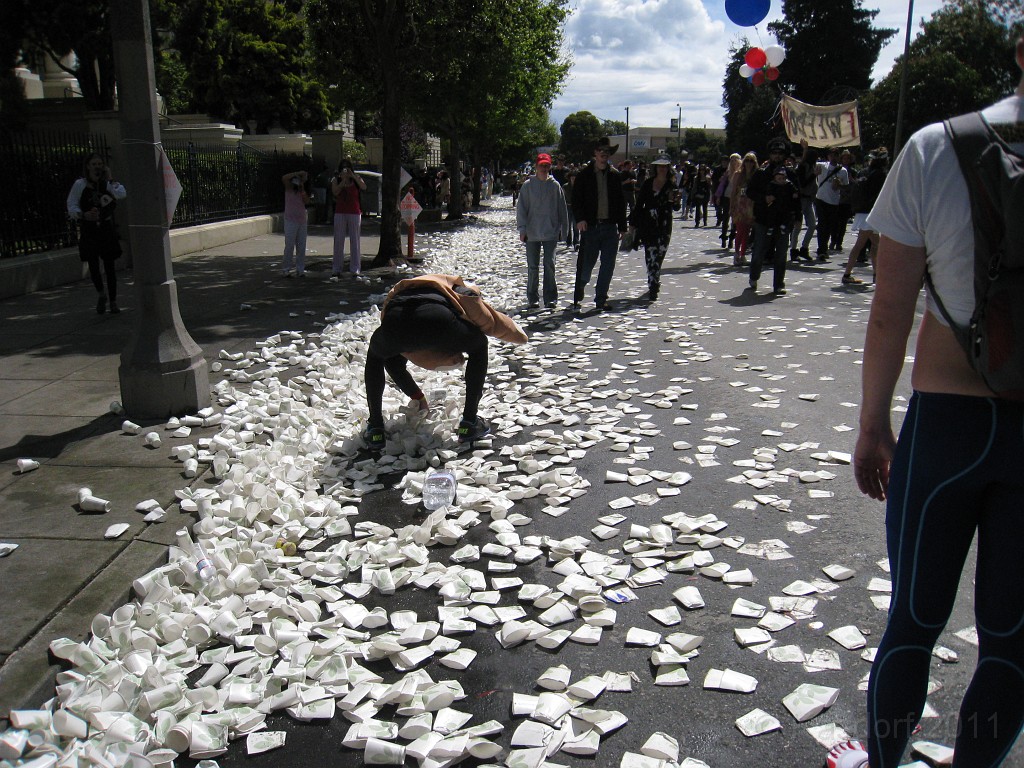 2011 Bay to Breakers Sunday 0855.JPG - I was able to participate in the 2011, 100th anniversary of the San Francisco Bay to Breakers 12K race. A great weekend for sight seeing and racing.